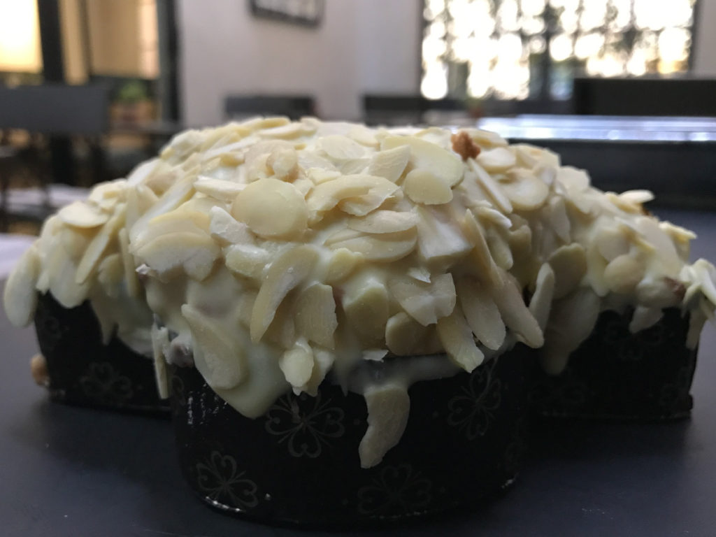 Colomba ricoperta di Cioccolato bianco con mandorle